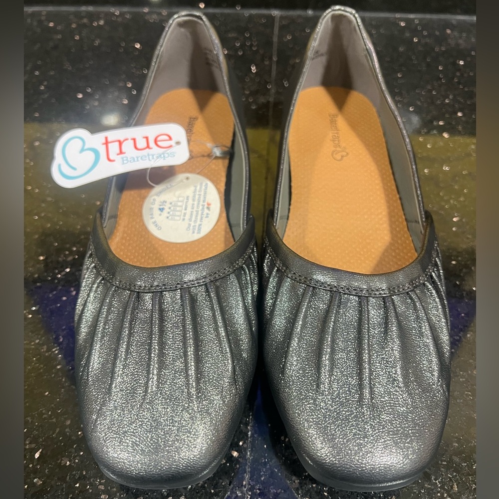 True Baretraps Silver Flats | Women’s Size 8